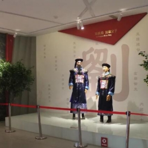 ���|���Ļ�֮������һ�����Ĳ���ɫ���Ļ�С�������H�����ܖ|������~